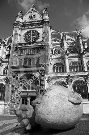 L'Ecoute modern sculptural public art by Henri de Miller in front of the Eglise Saint-Eustache in Paris, France.