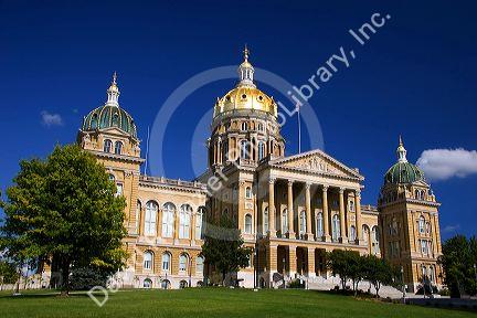 Capitol building with gold dome in Des Moines, Iowa.