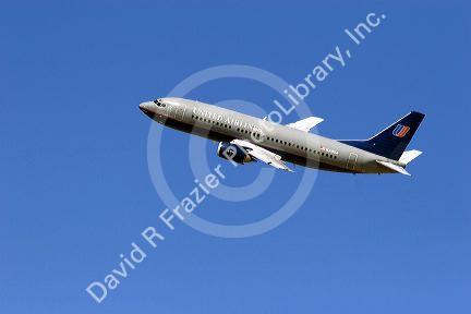 United Airlines Boeing 737 climbs out into a blue sky.