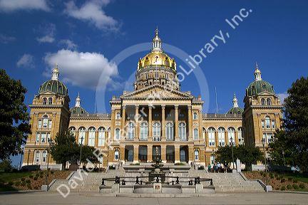 Capitol building with gold dome in Des Moines, Iowa.