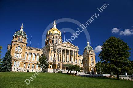 Capitol building with gold dome in Des Moines, Iowa.