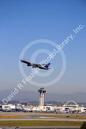 United Airlines Boeing 757 at take off in Los Angeles, California.