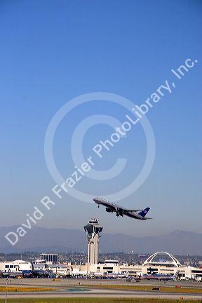 United Airlines Boeing 757 at take off in Los Angeles, California.