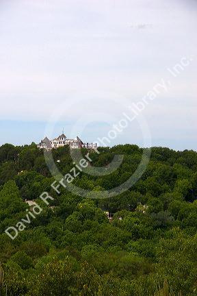 The Cresent Hotel atop a mountain in Eureka Springs, Arkansas.cresent hotel, hotel, mountain, forest, eureka springs, arkansas, mountain top