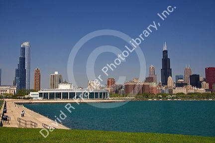 Shedd Aquarium and skyline of Chicago, Illinois, USA.