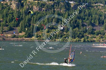 Windsurfing and Kitesurfing on the Columbia River at Hood River, Oregon, USA.