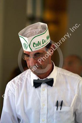 Server at Cafe Du Monde in the French Quarter of New Orleans, Louisiana, USA.