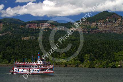 Sternwheeler Columbia Gorge giving a sightseeing cruise on the Columbia River at Cascade Locks, Oregon, USA.