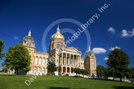 Capitol building with gold dome in Des Moines, Iowa.