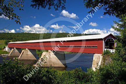Pont Perreault covered bridge crossing the Chaudiere River at Nortre-Dame-Des-Pins south of Quebec City, Quebec, Canada.