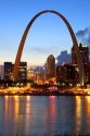 The Gateway Arch of St. Louis, Missouri at night.
